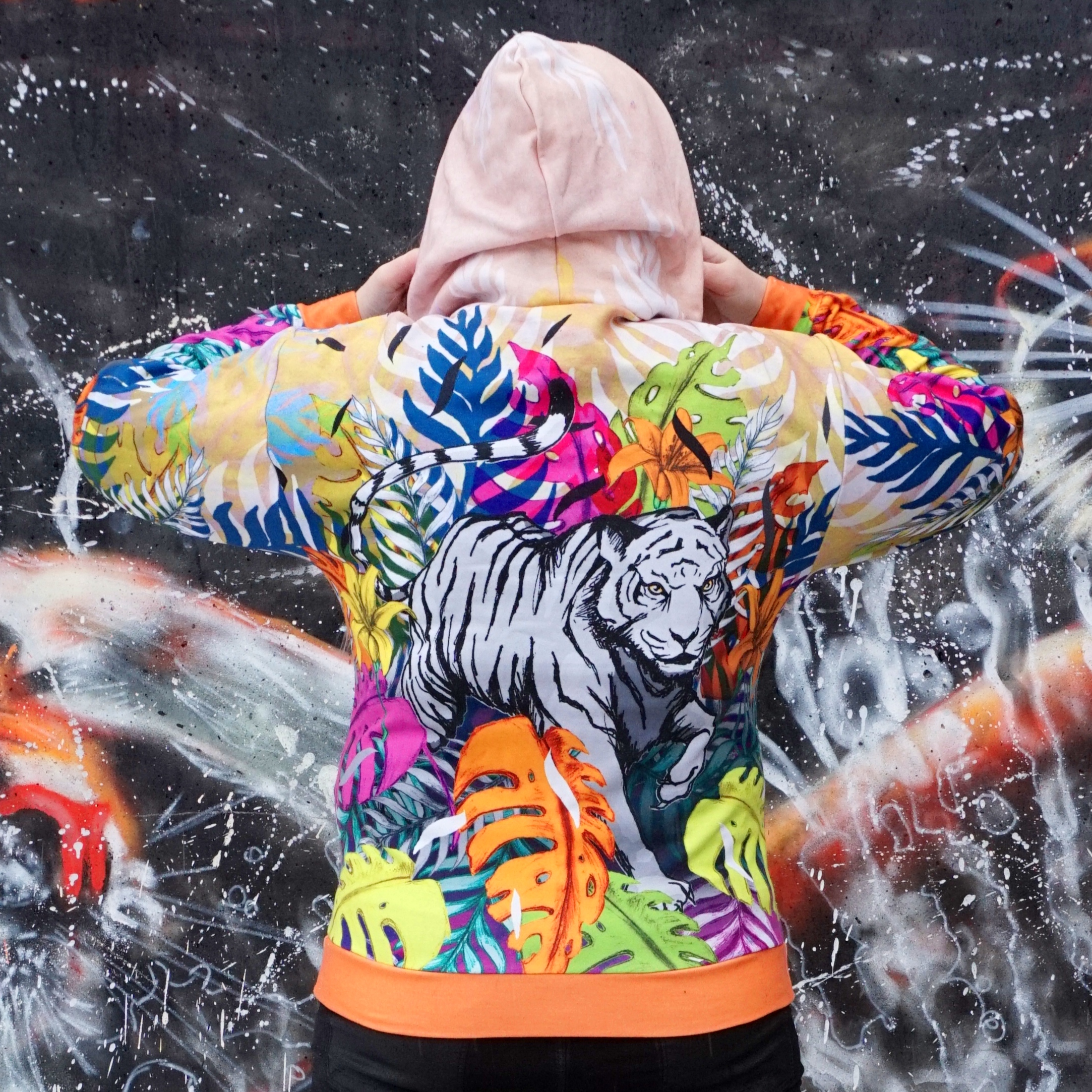 Kapuutsiga pusa tiiger Eesti disan kantav kunst