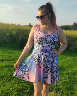 Skater kleit lehtedes