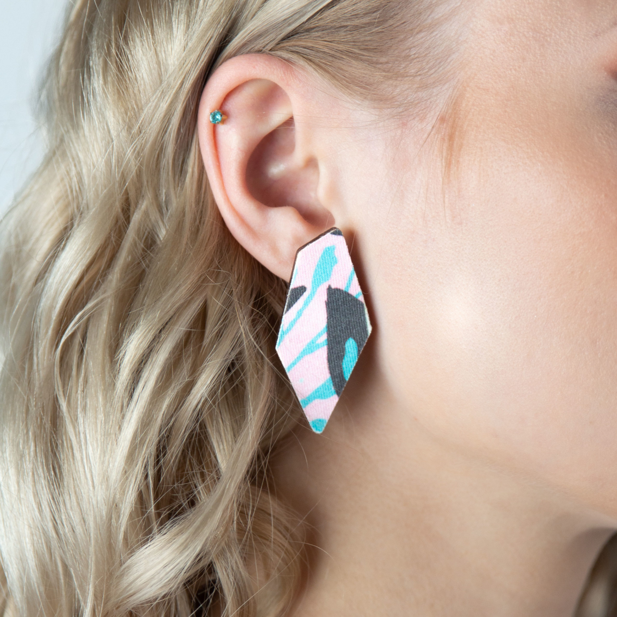 Tekstiiliga suured kõrvarõngad