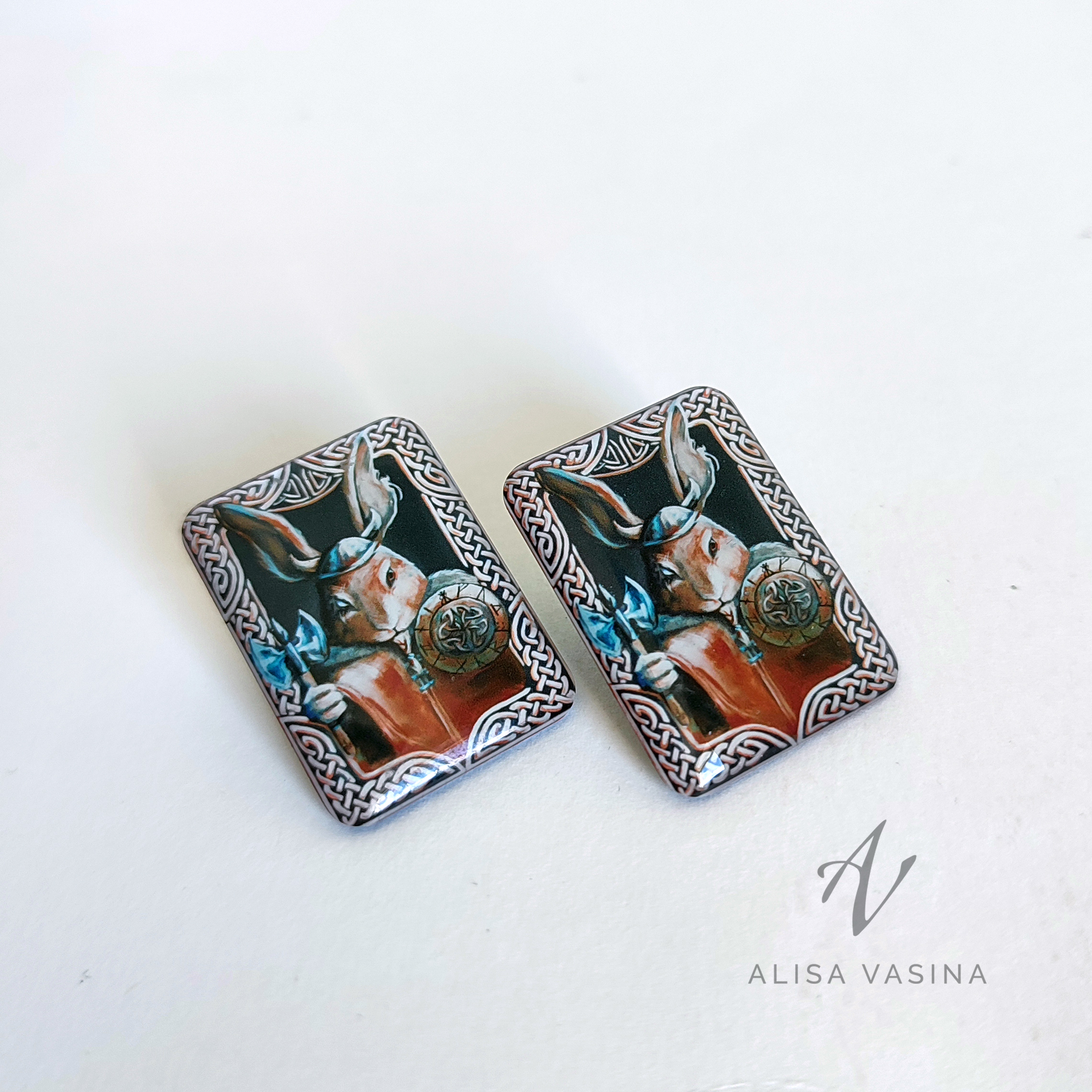 Viikingjänesega poltkõrvarõngad