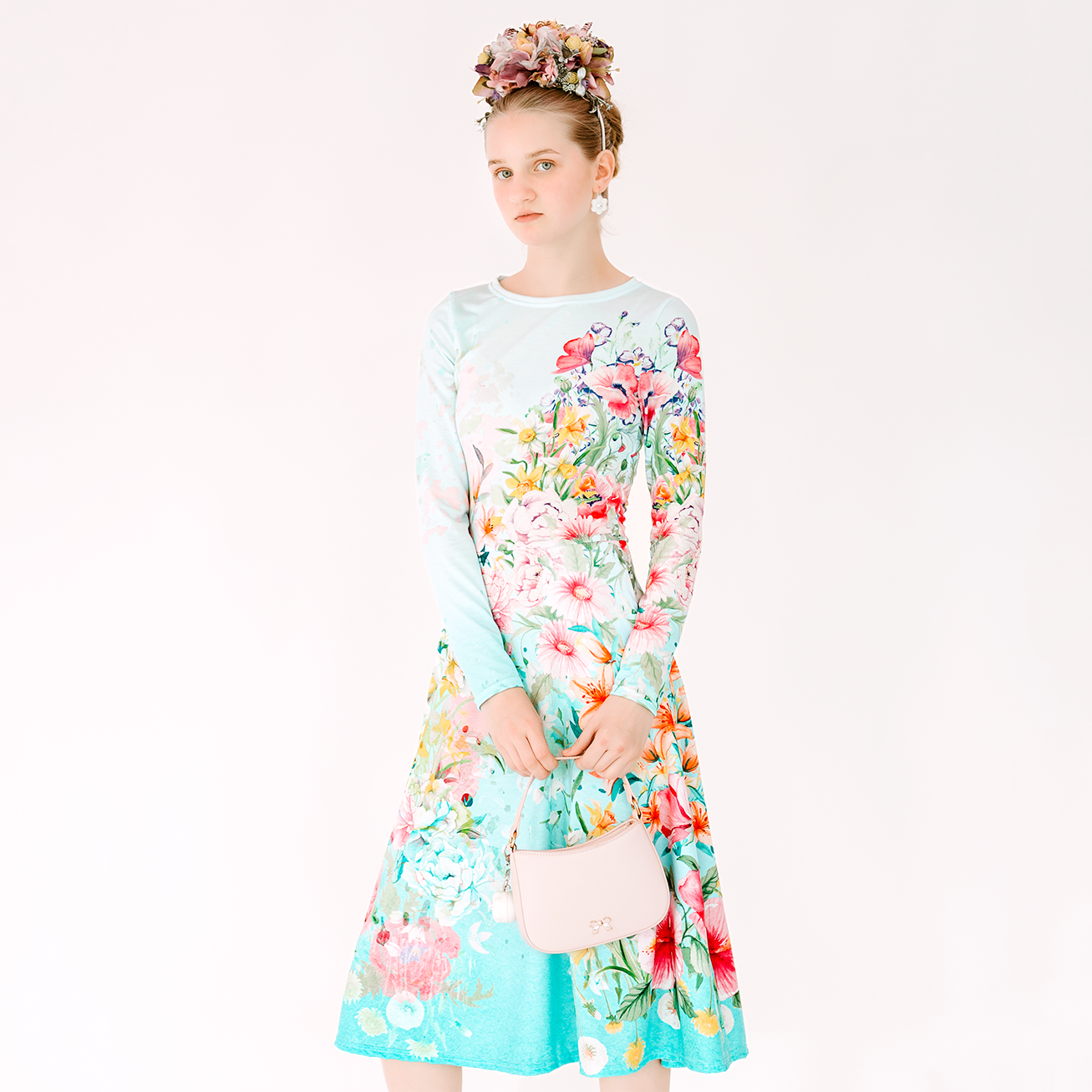 Taskutega midikleit floora front model front_light